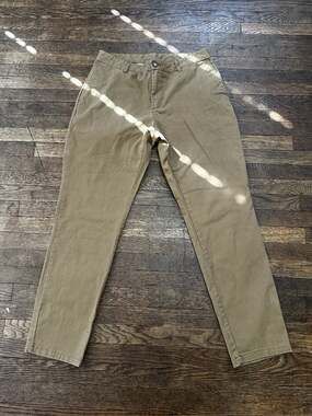 Old Navy Mens Athletic Built-In Flex Essential Chino Pants 33x32 Doe A Deer